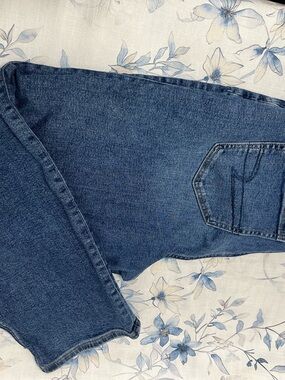 American Eagle Outfitters Medium Wash Blue Denim Jeans. Mom jeans